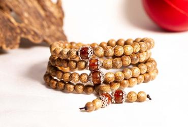 Vòng Trầm Hương Hợp Mệnh Gì? Bí Quyết Chọn Vòng Phù Hợp Mang Lại May Mắn