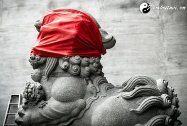 Truyền Thuyết Về Sư Tử Đá Và Hé Lộ Bí Mật Miếng Ruy Băng Đỏ Che Mắt