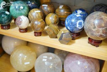 Quả Cầu Phong Thủy: Bí Ẩn Năng Lượng Giúp Thu Hút Tài Lộc, May Mắn Và Bình An!